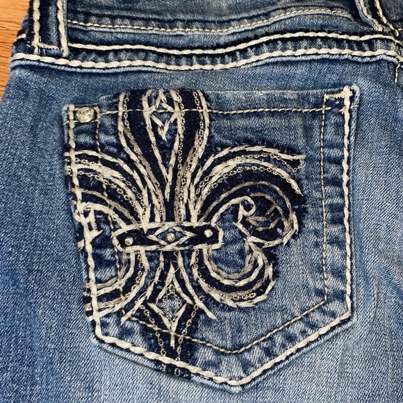 Miss Me crop jeans Rhinestone pockets, silver stitching. Size 30 - Picture 7 of 10